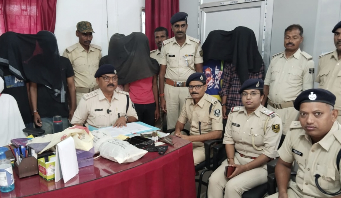 चकमहेषी में पेट्रोल पंप लूट का खुलासा, छह गिरफ्तार पांच बाइक व हथियार बरामद